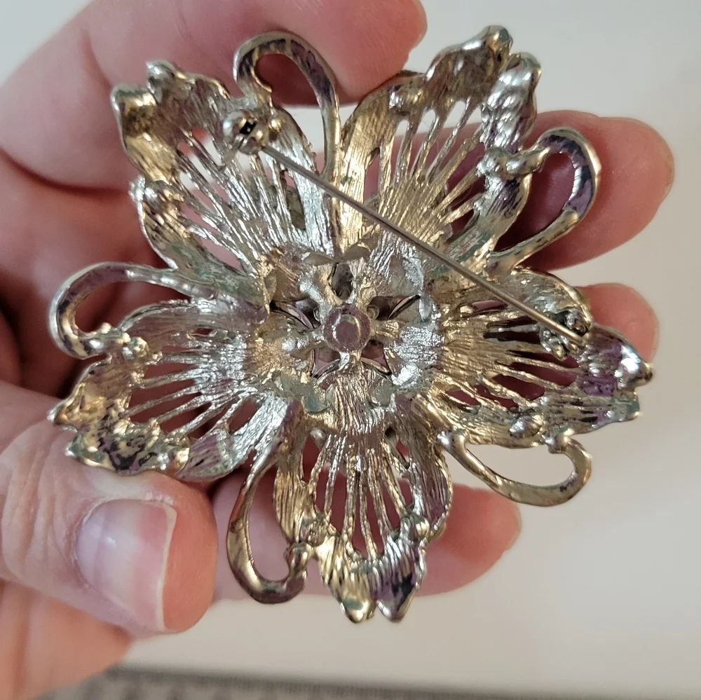 Vintage Flower Brooch W Crystals Silvertone